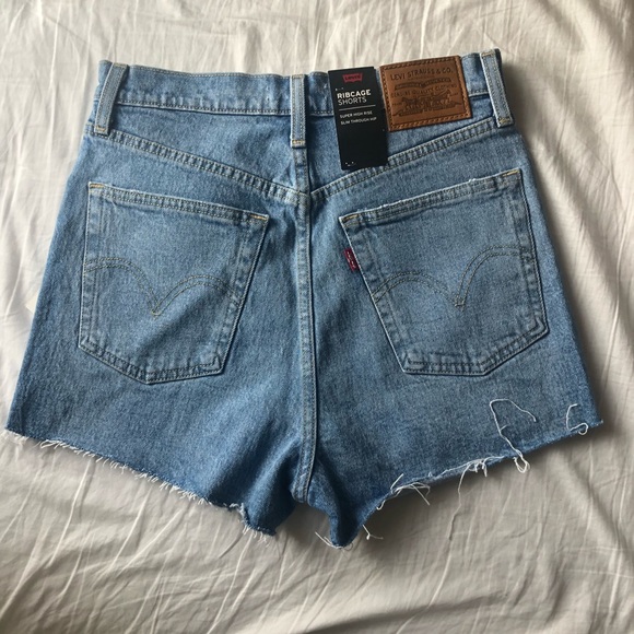 Levi’s Ribcage Shorts - Picture 2 of 3